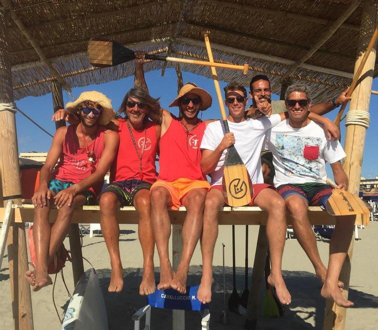 Il fenomeno del surf Walsh in visita al bagno Cavalluccio