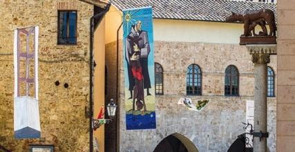 Stendardi d’artista per fare bello il borgo 
