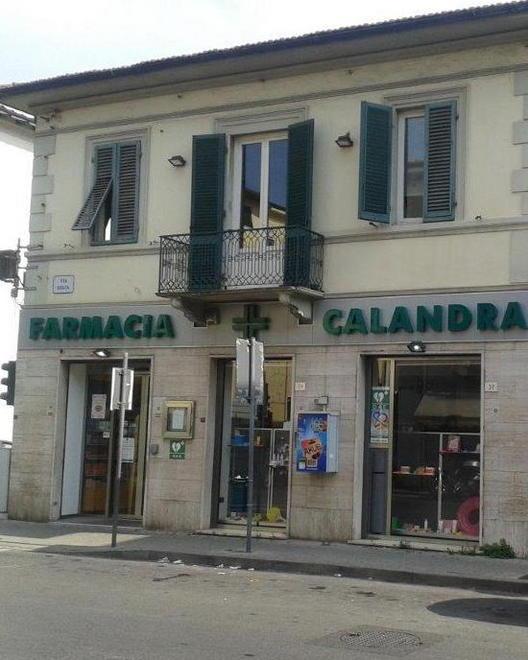 Siringa in mano rapina la farmacia Calandra