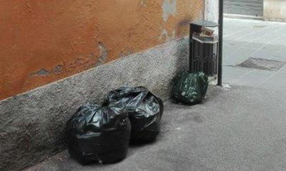 Rifiuti abbandonati in vicolo S.Biagio