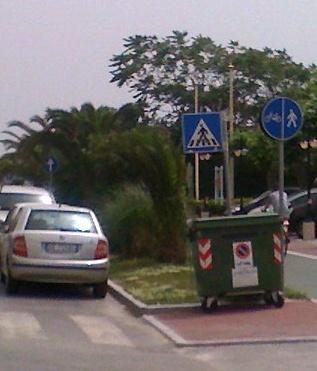 Stop ai rifiuti piazzati la sera