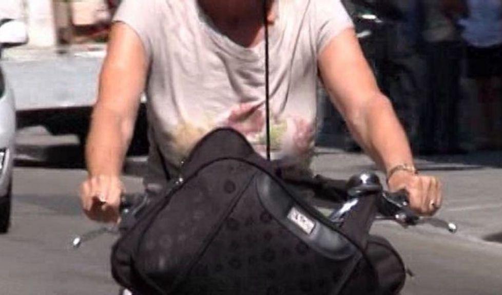 Scippano la borsetta alla ciclista 