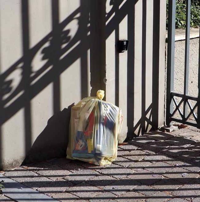 E stamani davanti alla soglia ci sono i mastelli marroni 