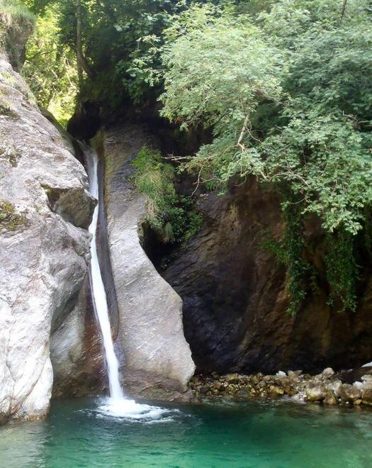 Le acque azzurre dentro il bosco incantano i turisti 