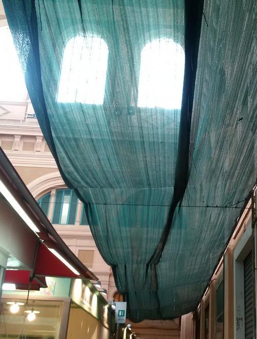 «Parlano di decoro ma quel telone è lì da ottobre»
