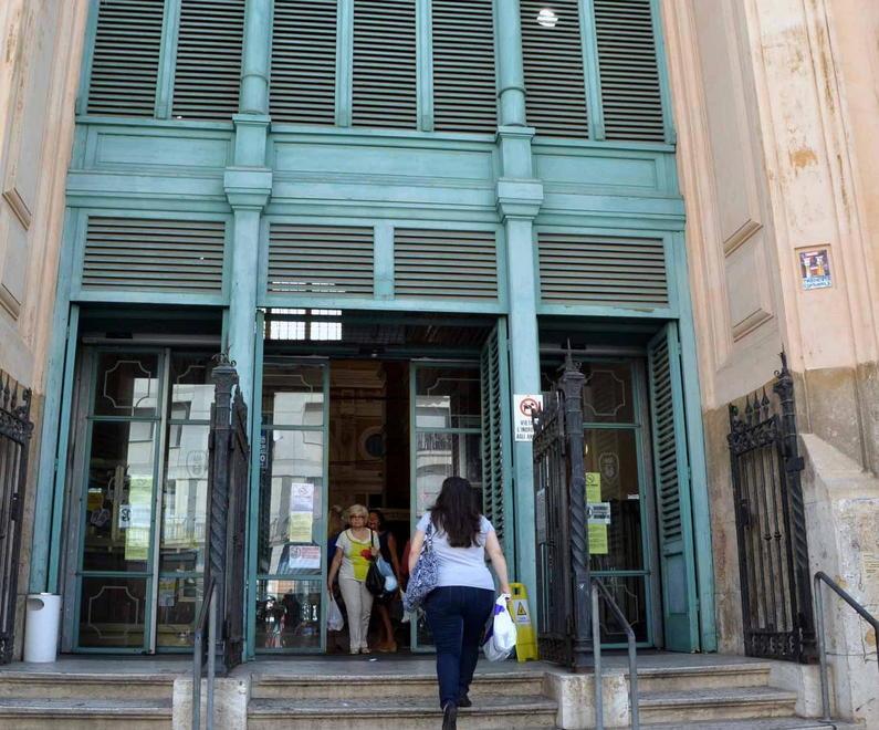 I commercianti del Mercato infuriati: «Irrispettose quelle multe» 
