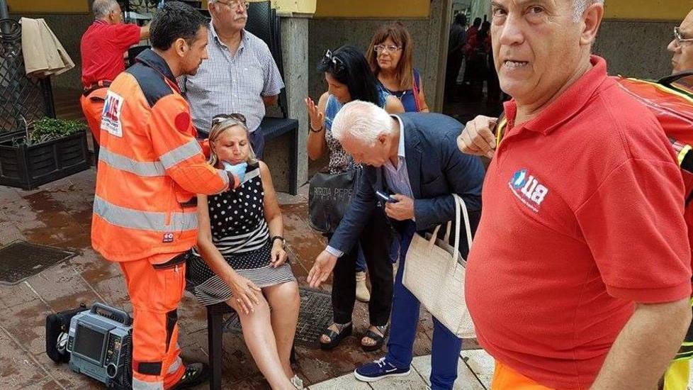 Donna scivola sul pavimento bagnato