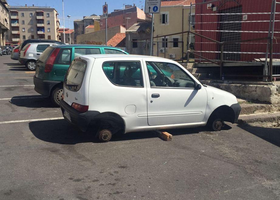 Ladri rubano le ruote a una Seicento