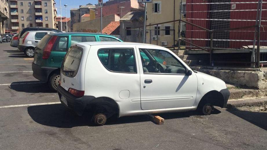 Ladri rubano le ruote a una Seicento