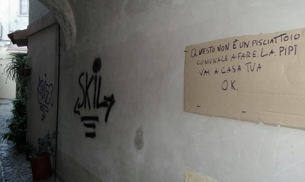 Pipì sulla strada, residenti infuriati