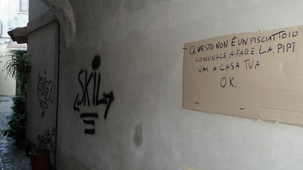Pipì sulla strada, residenti infuriati