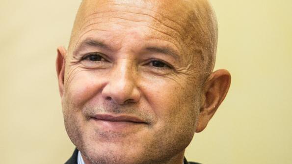 Renzi: «Alghero simbolo» Aeroporto, ancora scontro