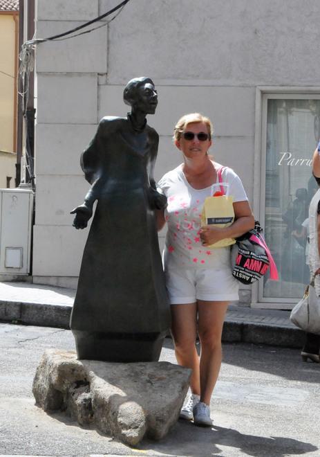 Deledda, pioggia di critiche ma Cocco difende la statua 