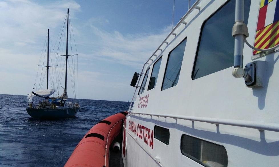 La barca affonda, soccorso lo skipper