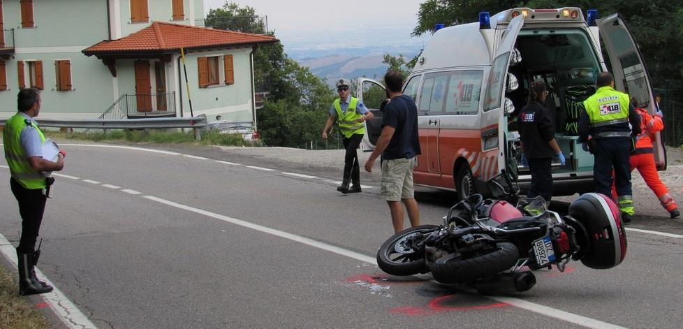 Moto finisce contro un’auto: tre persone rimangono ferite