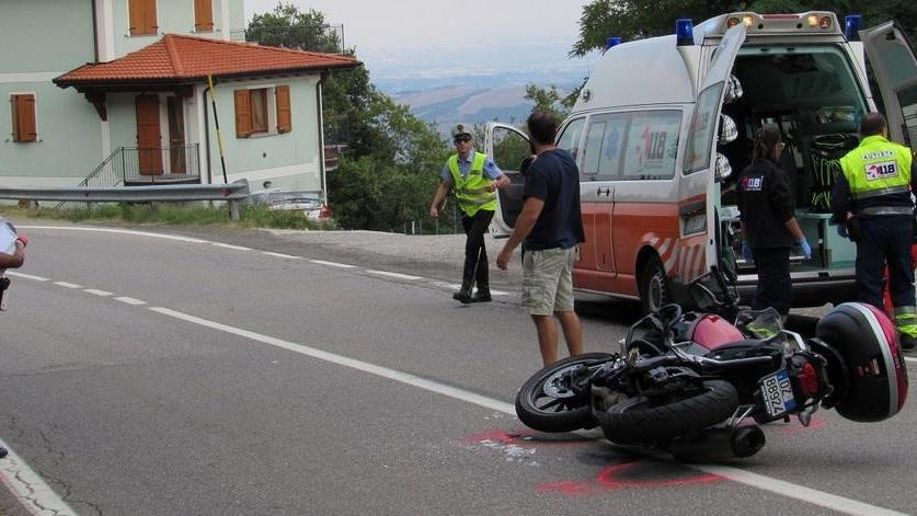 Moto finisce contro un’auto: tre persone rimangono ferite