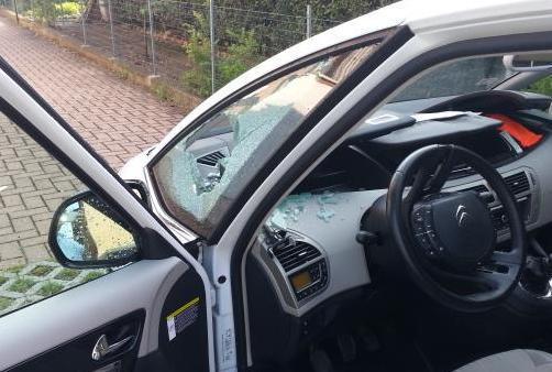 Predoni di notte a Massa, danni alle auto