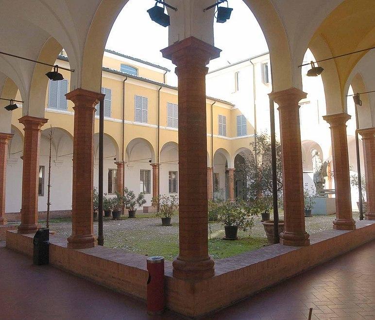 Insulta e minaccia donna alla Delfini