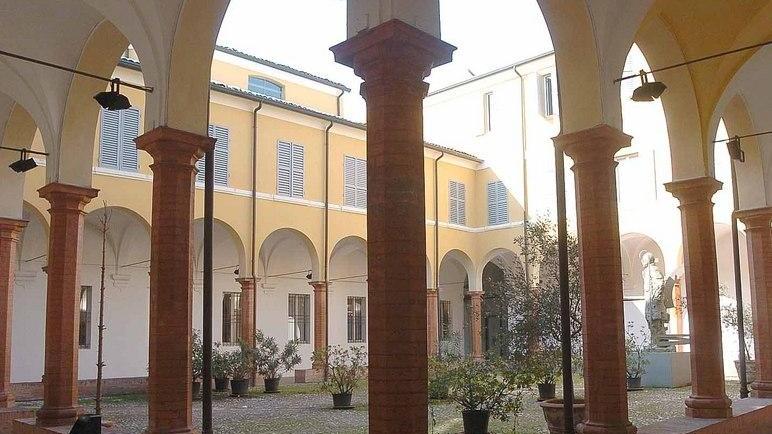 Insulta e minaccia donna alla Delfini