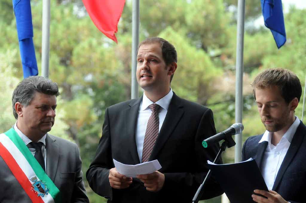 Bastian Rosenau (al centro), borgomastro del paese tedesco di Engelsbrand, parla al microfono a San Terenzo 
