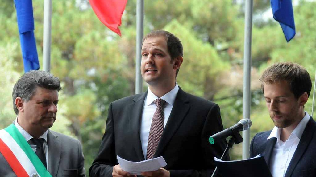 Bastian Rosenau (al centro), borgomastro del paese tedesco di Engelsbrand, parla al microfono a San Terenzo