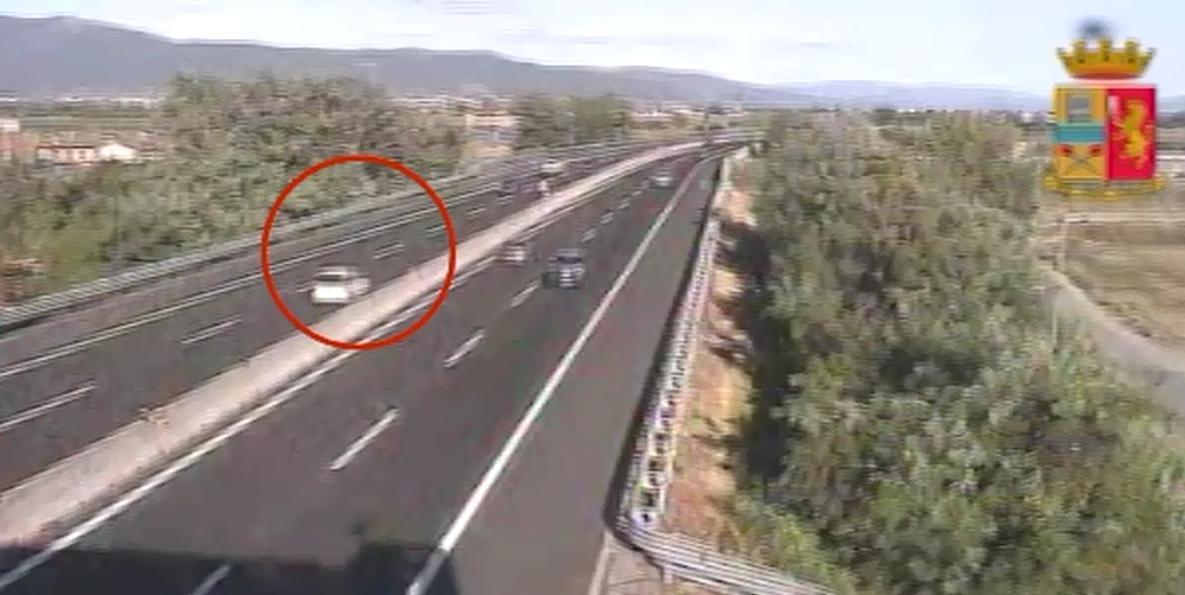 Va contromano in autostrada, fermata un'ottantenne - VIDEO