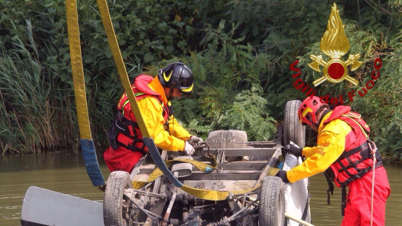 L'auto recuperata dai Viglili del fuoco