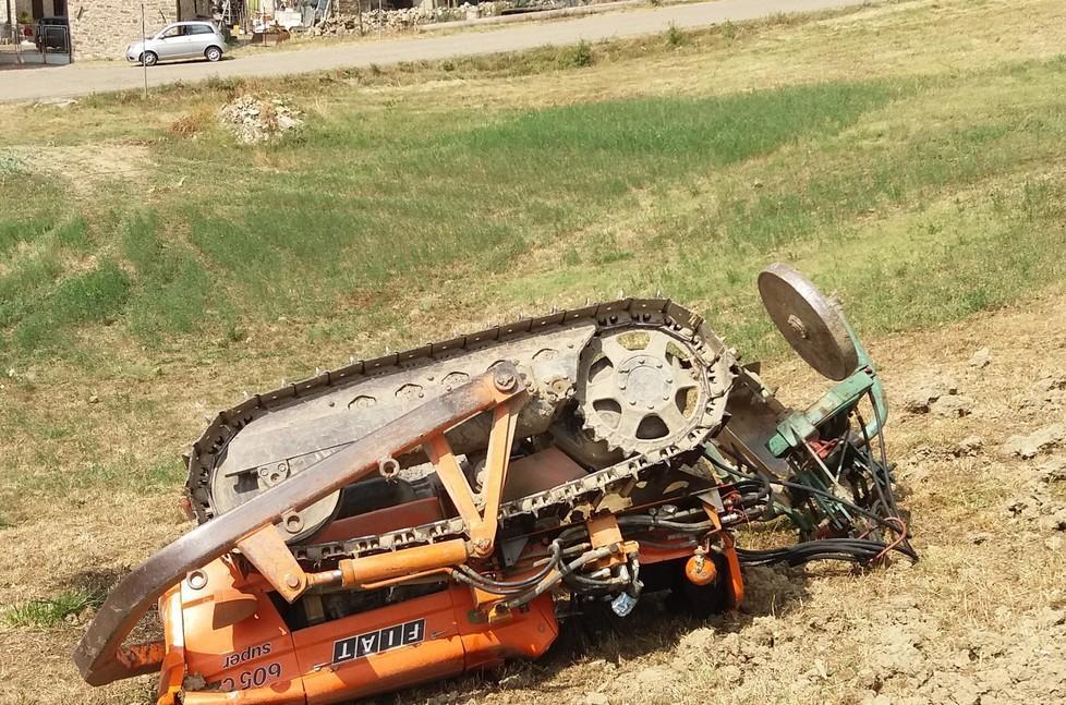 Zocca, si ribalta con il trattore: gli amputano la gamba 