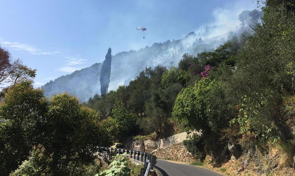 Fiamme vicino alle case sopra a Camaiore 