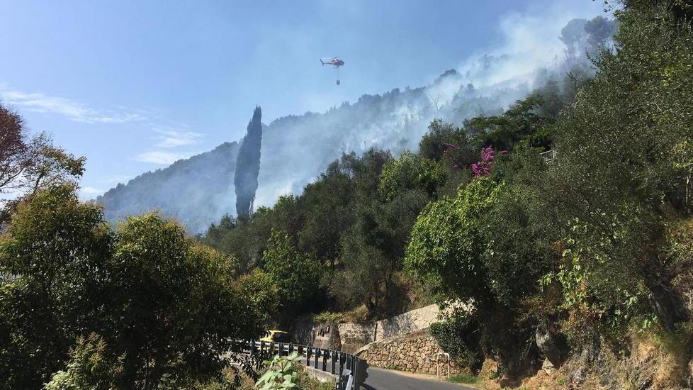 Fiamme vicino alle case sopra a Camaiore