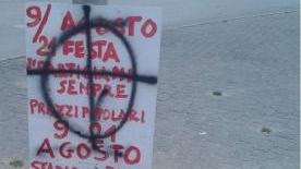 Croce celtica sui cartelloni della festa antifascista a Viareggio