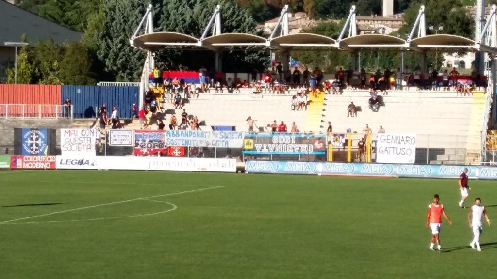 Uno striscione di protesta a Gubbio in occasione di Salernitana-Pisa