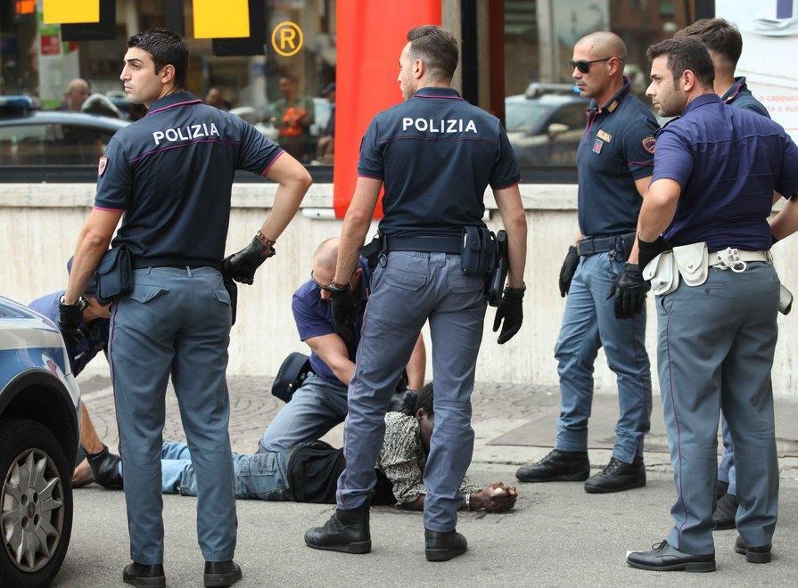 Paura in stazione, esagitato aggredisce i poliziotti alle spalle 