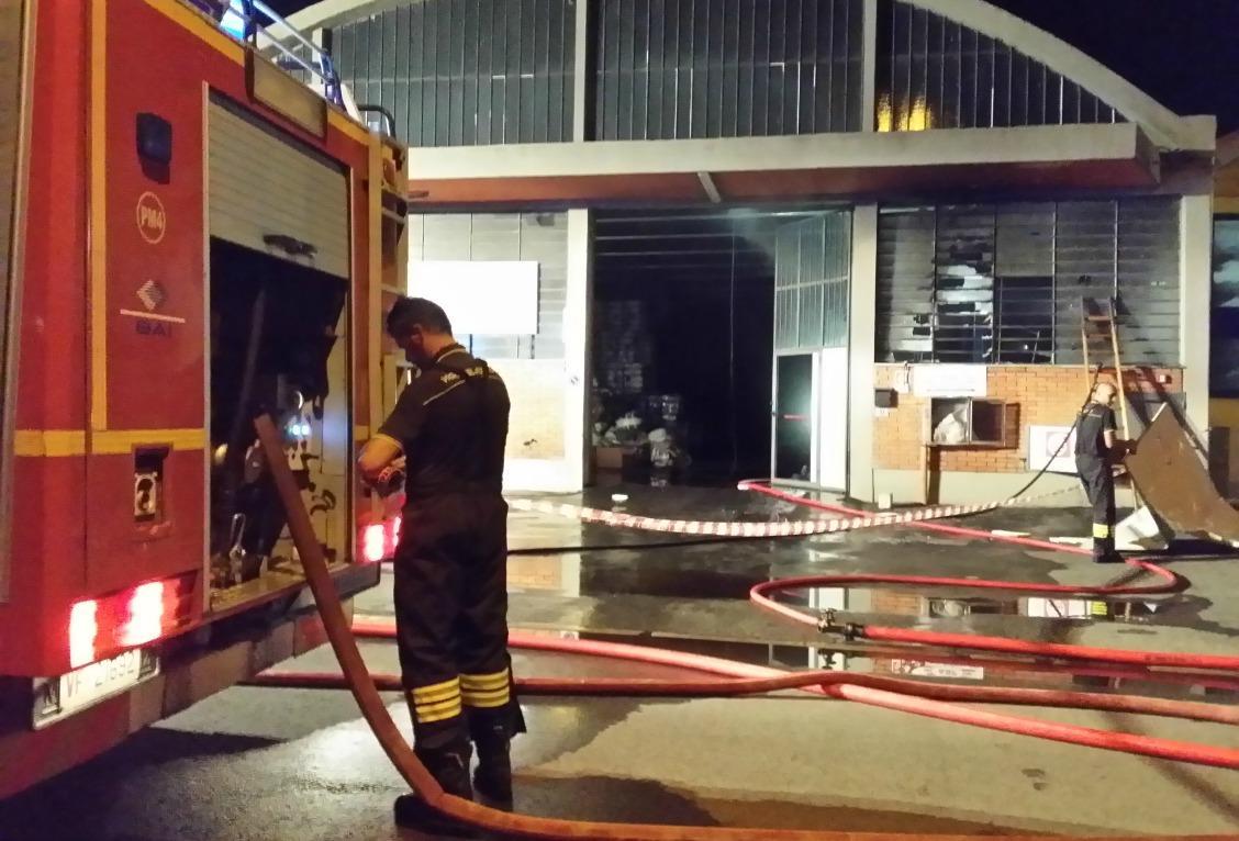 I vigili del fuoco al lavoro in via Bisenzio a Montemurlo