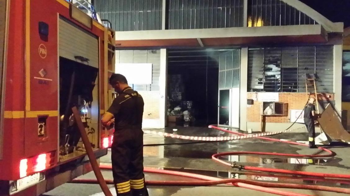 I vigili del fuoco al lavoro in via Bisenzio a Montemurlo