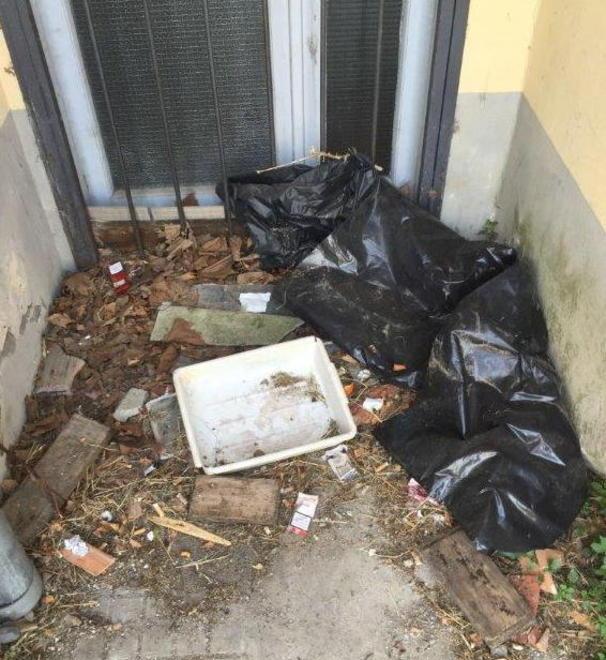 Degrado all’ex centro sociale 