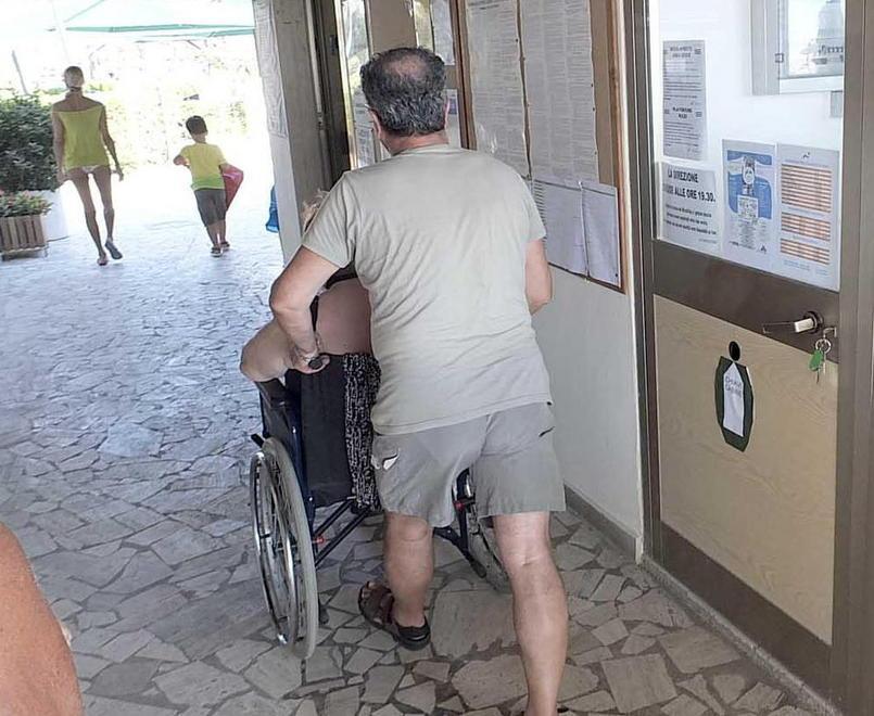 Mare off limits per chi è sulla sedia a rotelle 