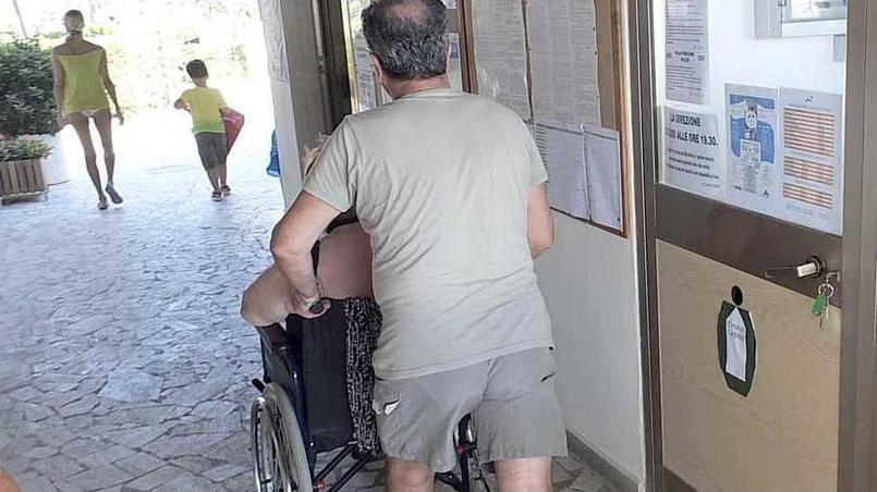 Mare off limits per chi è sulla sedia a rotelle