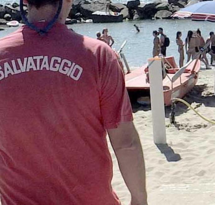 «Sono stata molestata» e il bagnino viene licenziato