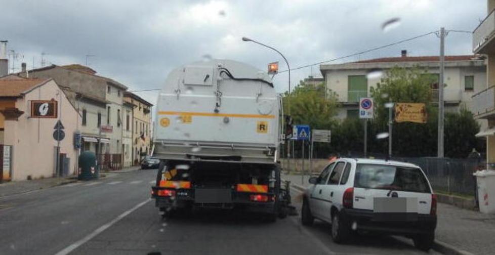 La spazzatrice fa lo slalom per colpa delle auto in divieto 