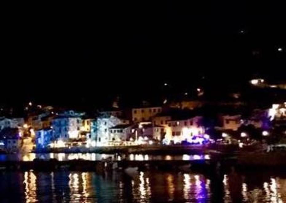 Marciana Marina si è dipinta di blu nella notte più lunga