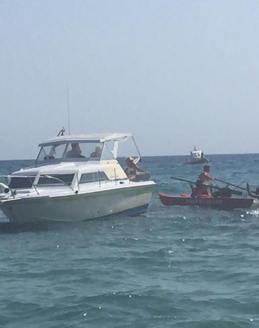 Pilotina in una secca, la liberano i bagnanti