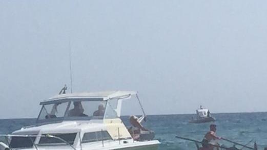 Pilotina in una secca, la liberano i bagnanti