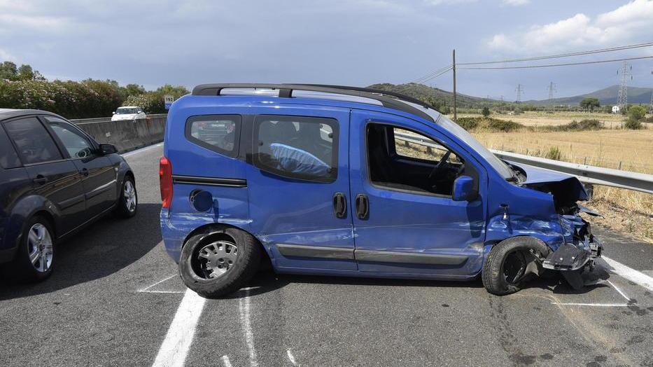 Auto e moto si scontrano sull’Aurelia, due feriti