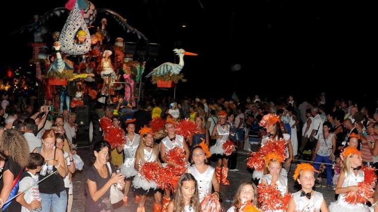 Sfilano i carri d’agosto Occhi ai divieti di sosta