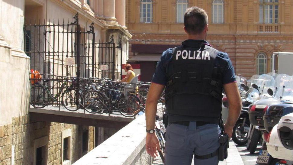 Aggredisce guardia giurata: arrestato