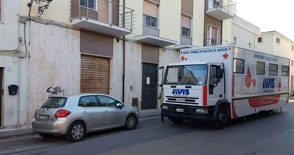 L’Avis costretta alla sosta in doppia fila