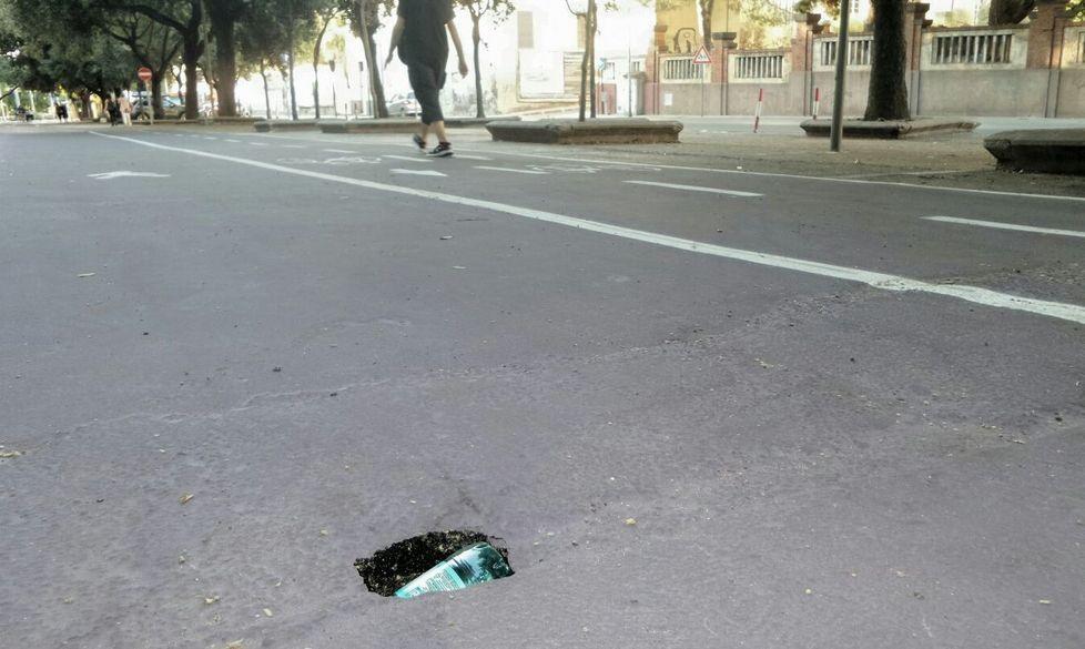 Bottiglia “tappabuchi” sulla ciclabile