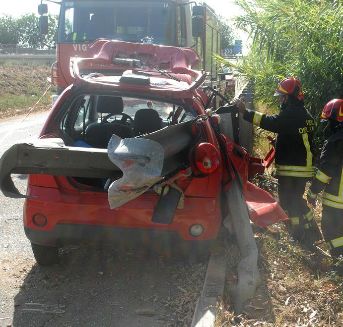 Auto contro guard rail la conducente resta illesa