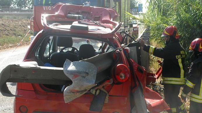 Auto contro guard rail la conducente resta illesa